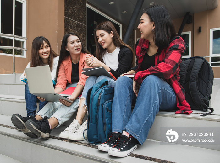 四名年轻有魅力的亚洲女大学生在大学校园一起学习