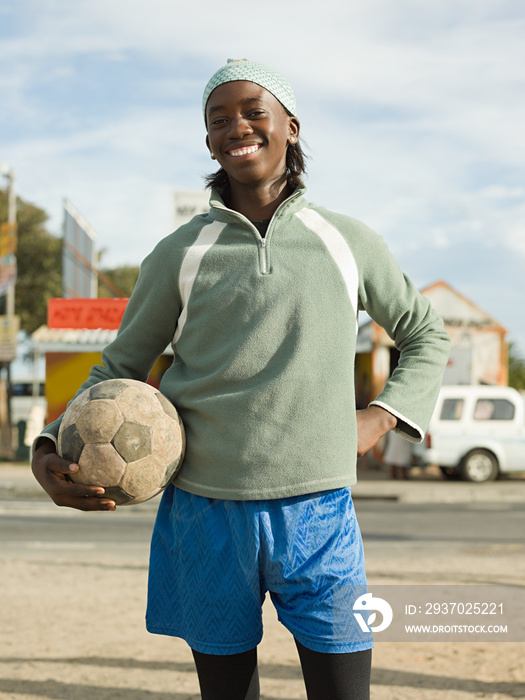 踢足球的非洲少年