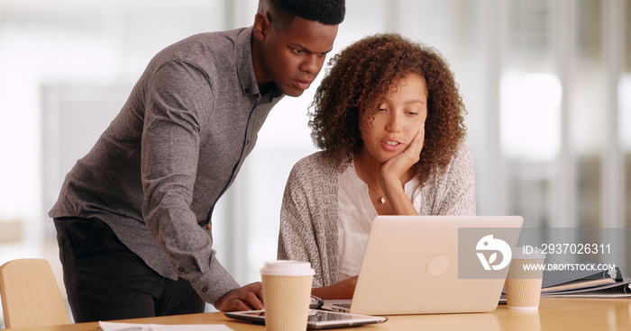 两个黑人商人在办公室喝咖啡时用笔记本电脑工作
