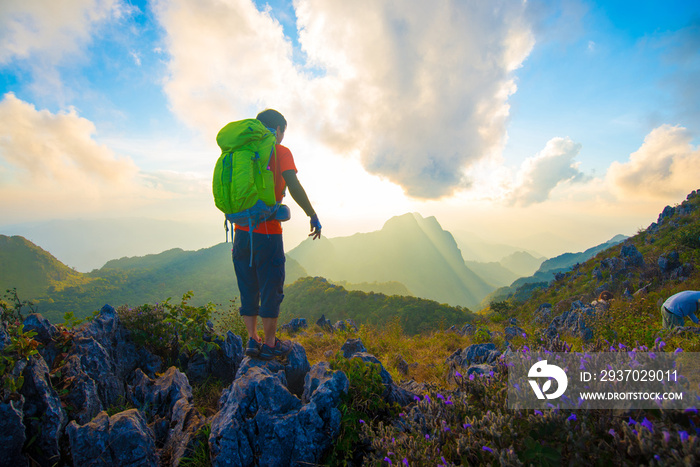 亚洲男子正在以山地景观冒险的概念徒步旅行。