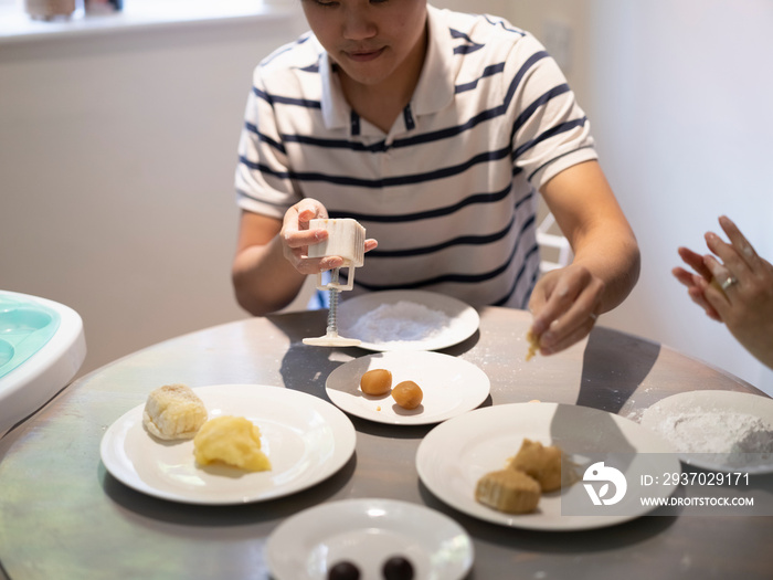 男人和女人在家做月饼