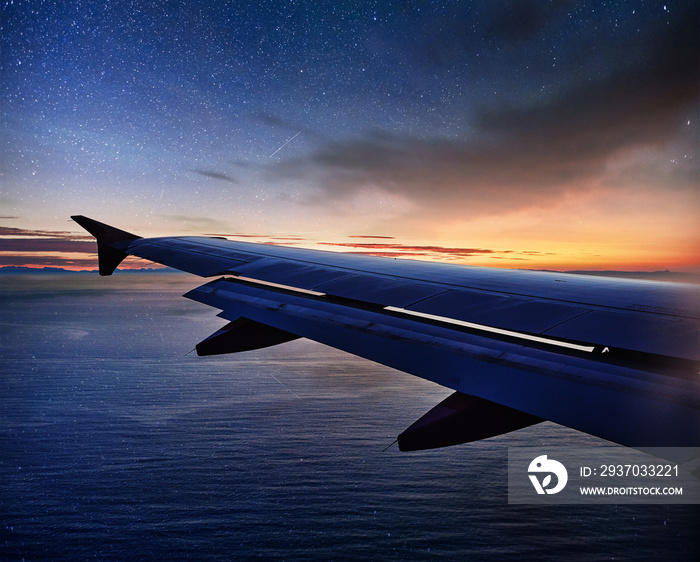 银河与飞机机翼。照片适用于旅游运营商。风景与客运飞机