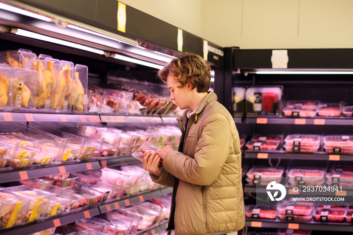 男子在超市购买一包肉