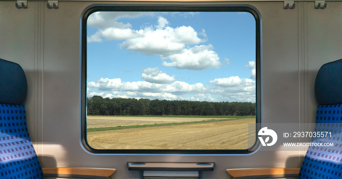 欧洲一个空的蓝色座位德国火车，带窗户的玉米地在r上展示自然的夏日景色