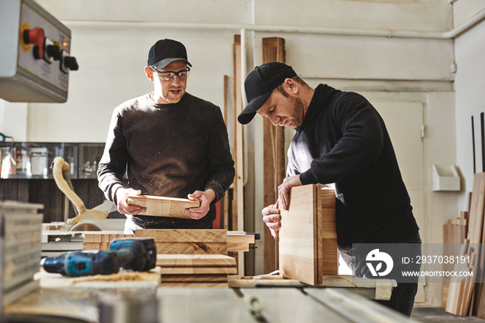 我们喜欢你们的陪伴。穿着制服的忙碌木匠在处理木材。