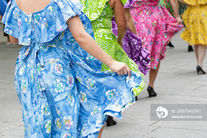舞者们穿着波多黎各传统民俗服装跳舞。