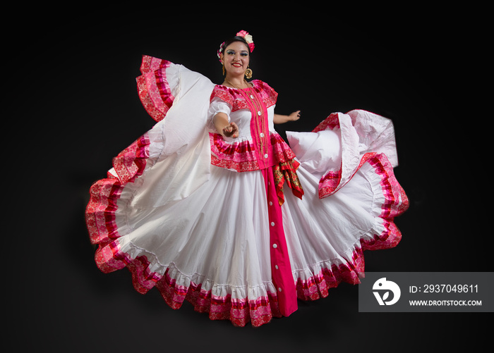 mujer mexicana con traje folklorico tradicional de colima, vestido blanco con adornos en color rosa 