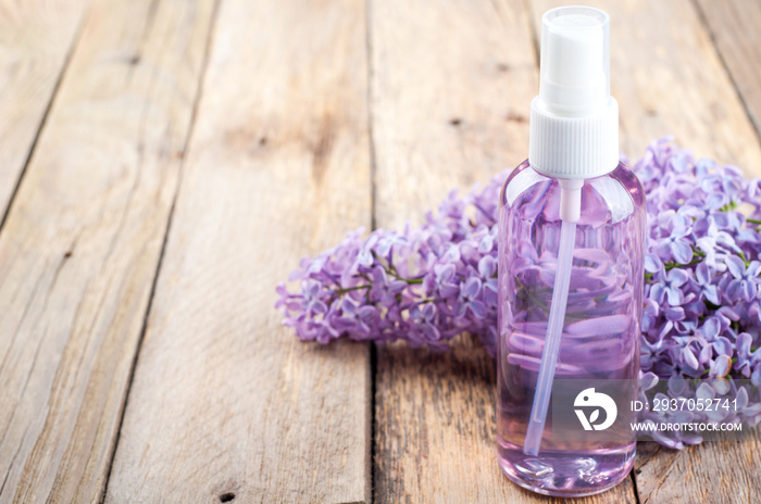盛开的淡紫色和一瓶精油或花卉水解物。水疗背景