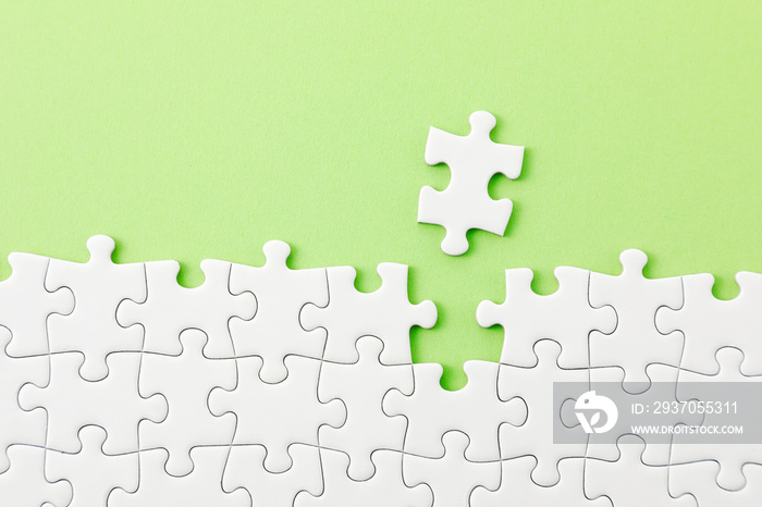 ジグソーパズル　White jigsaw puzzle on green background