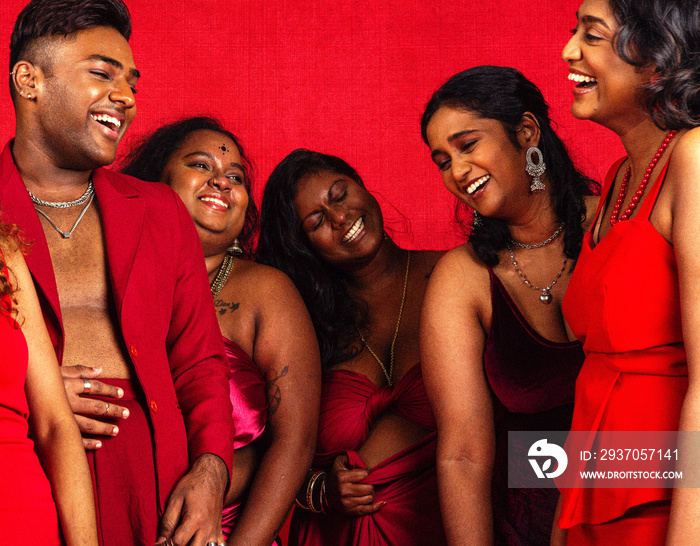 一群马来西亚印第安人，背景是红色，穿着红色衣服，摆出姿势大笑