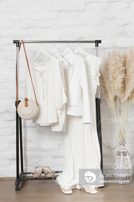 女式时尚。时尚工作室里由天然粘胶和棉布制成的夏季白色衣服