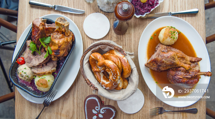 Knusprige Gegrillte Ente nd Schäufele Essen mit Schweine Haxen, Schweinebraten und Knödel auf dem Ok