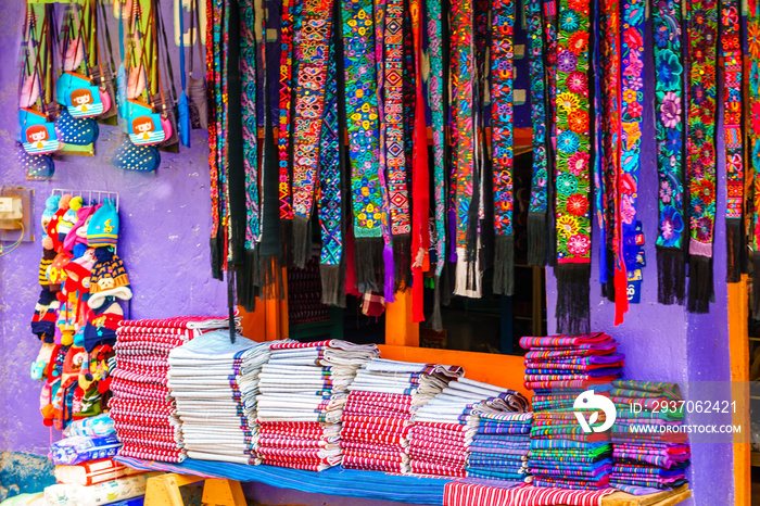 危地马拉奇奇卡斯特南戈市场上的玛雅土著服装