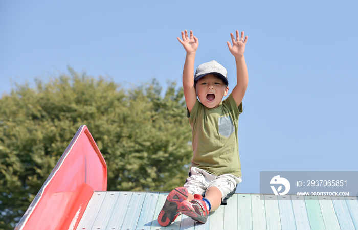 すべり台で遊ぶ男の子