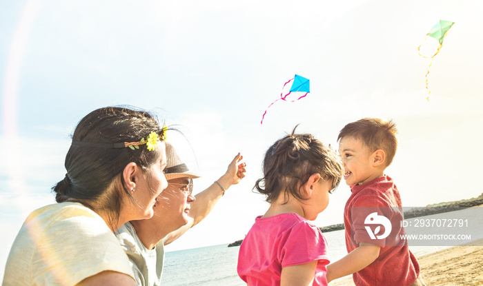与父母和孩子在海滩度假时一起玩风筝的快乐家庭-夏季欢乐骗局