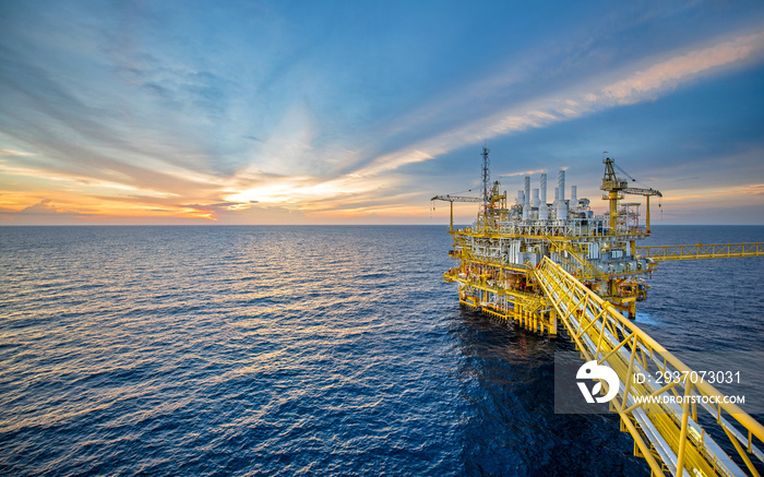 海上石油和天然气钻井平台，在泰国湾拥有美丽的天空。