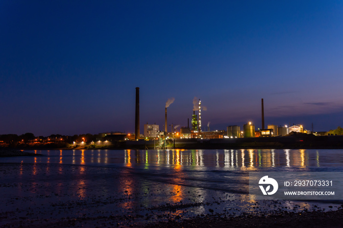 Industrieanlage bei Nacht