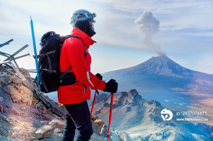 徒步旅行者在墨西哥伊兹塔奇瓦特尔火山顶部徒步观看波波卡特佩特尔火山爆发，伊兹塔奇