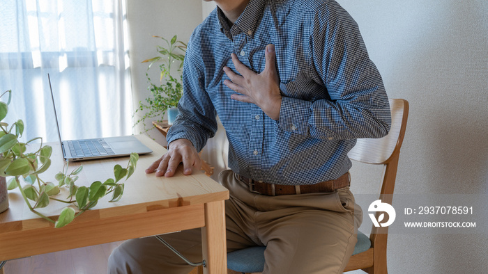 胸が痛む男性。心臓発作・動悸のイメージ。