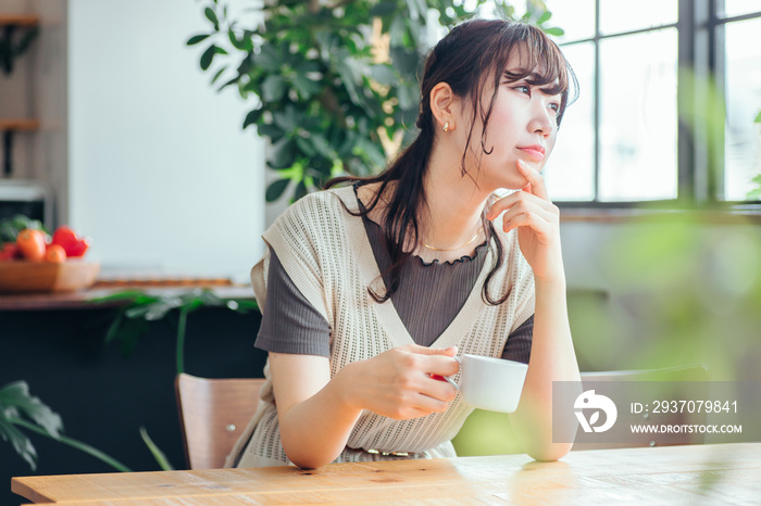 コーヒーを飲む女性（考える）