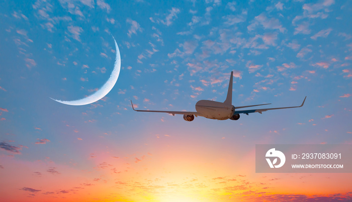 日落时分，一架飞机带着新月飞越热带海域