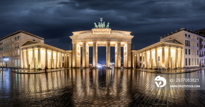 Panorama des angeleuchteten Brandenburger Tors in Berlin, Deutschland, bei Nacht mit bewölktem Himme