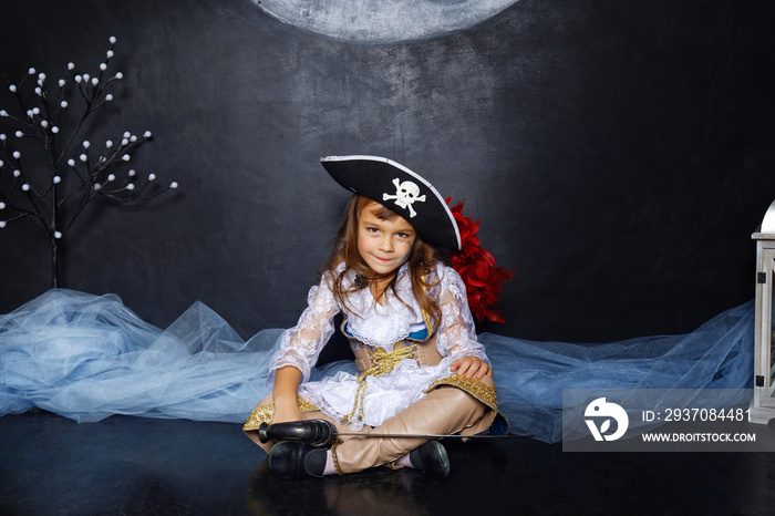 穿着海盗服装的小女孩。万圣节概念