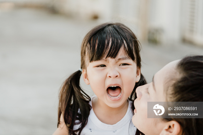 情绪化的哭泣和悲伤愤怒的小女孩在家。疯狂的孩子变得沮丧和悲伤，她有负面情绪