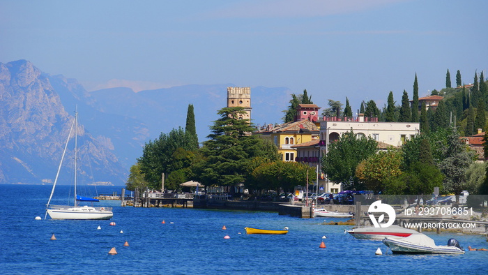 在Skaligerburg和Booten im Vordergrund的花园里发现Malcesine