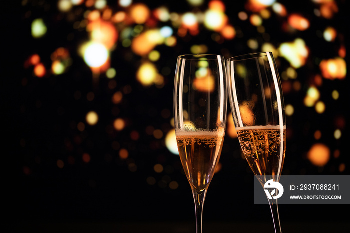 两杯香槟和喜庆的新年