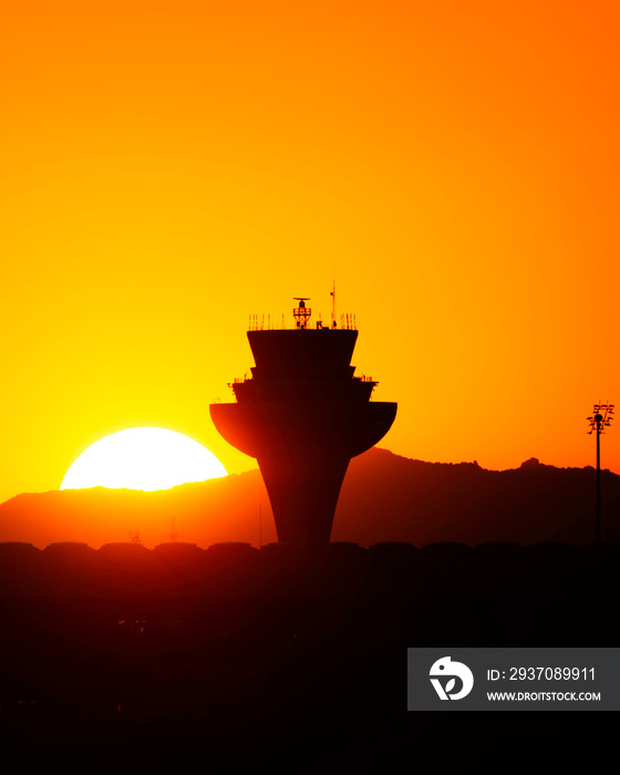 马德里控制塔-日落时的巴拉哈斯机场。空中交通管制