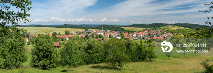 Idyllisches Dorf Panorama in hügeliger ländlicher Landschaft im Sommer - Erlaheim, Ortsteil von Geis