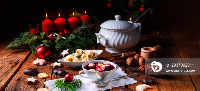 波兰传统圣诞夜罗宋汤配饺子