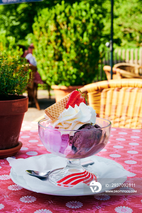 Eisbecher mit 3 Kugeln Eis im Biergarten Terrasse咖啡馆餐厅