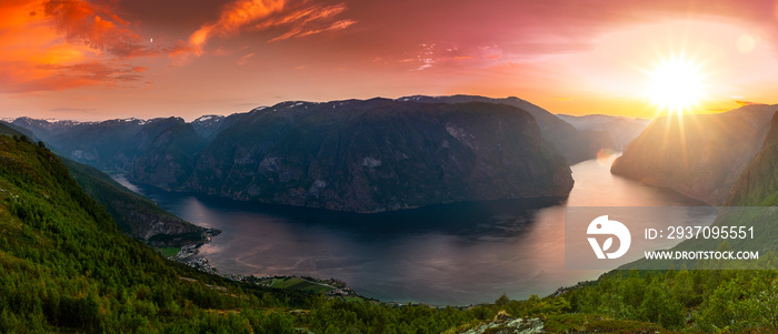 Panorama Blick auf den Aurlandsfjord in Norwegen bei Sonnenuntergang