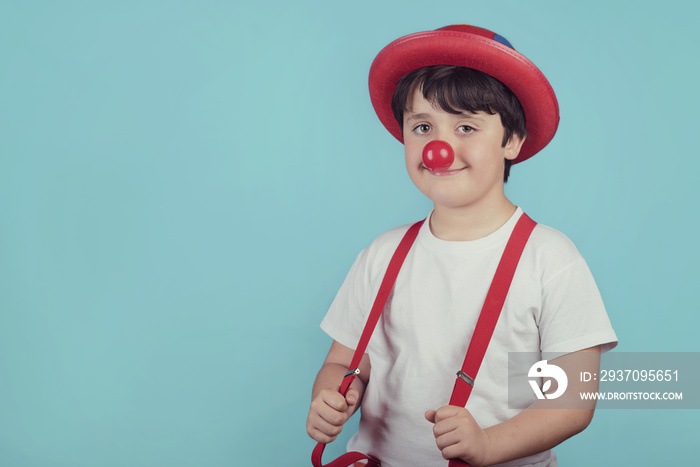 niño gracioso con nariz de payaso