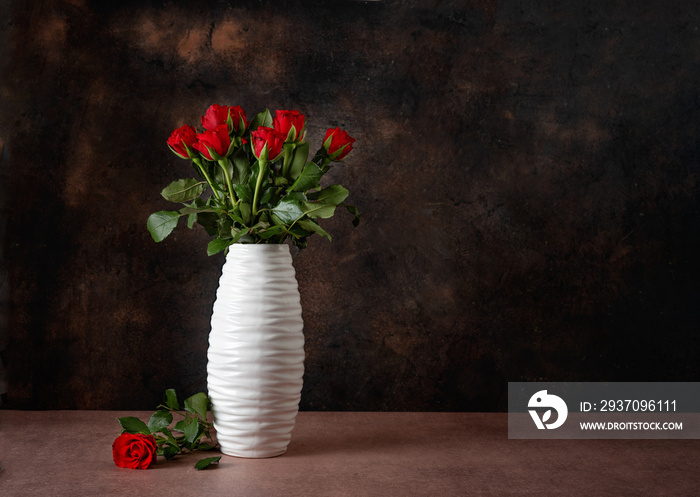 情人节白花瓶里的红玫瑰