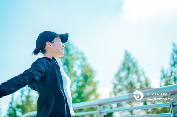 公園で準備運動する女性（ストレッチ）