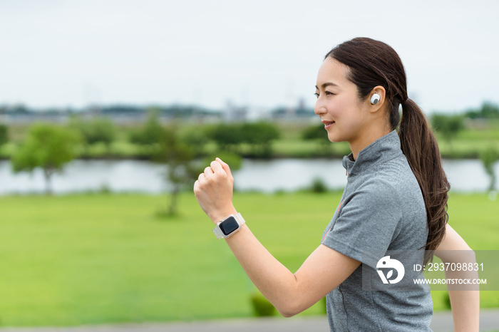 運動不足解消のイメージ・ランニングをする女性