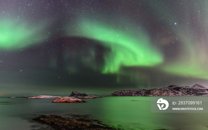 Aurora boreal en la Laponia noruega, en el círculo polar ártico. Sommaroy, Nordland en Noruega