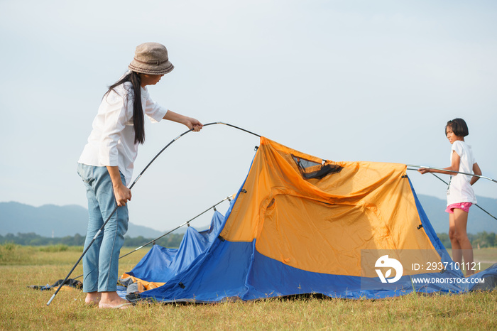 有母亲和孩子的亚洲家庭旅行放松，成为放松的帐篷，概念