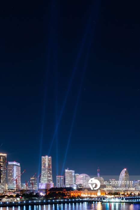 夜间观看的垂直图像夜间在横滨Minato Mirai海湾地区的激光表演。