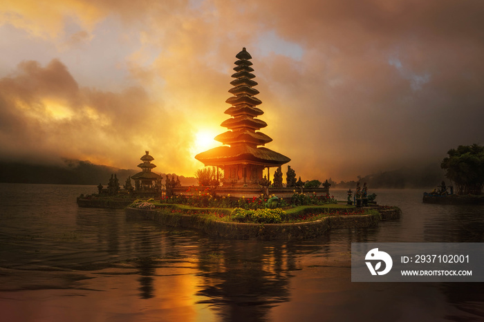 Pura Ulun Danu Bratan寺庙的日出