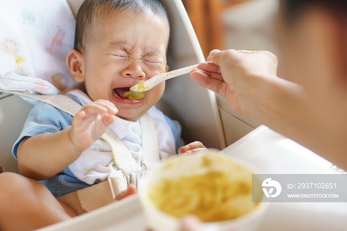 6个月大的亚洲婴儿拒绝进食