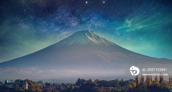 银河系景观。富士山在河口湖上，富士川日出时有银河系