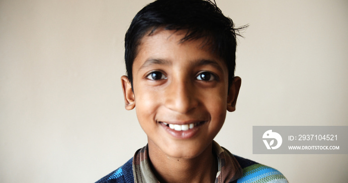 南亚男孩在印度室内微笑的特写镜头
