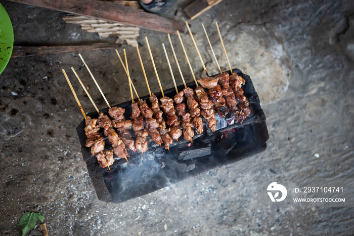 烤羊肉沙爹、羊肉、羊肉或肉山羊沙爹，由美味的人用烟熏烤