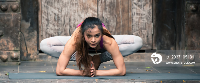 瑜伽女性伸展双腿，使身体灵活。