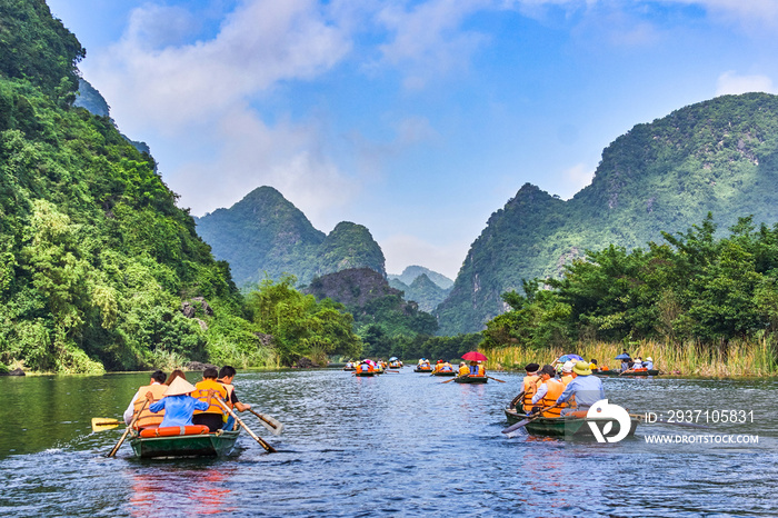 Trang An rowboats with beautiful mountains view, Ninh Binh, Vietnam