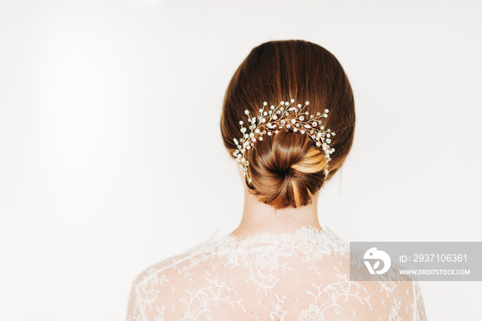 Trendy bridal hairstyle with beautiful wedding accessoires